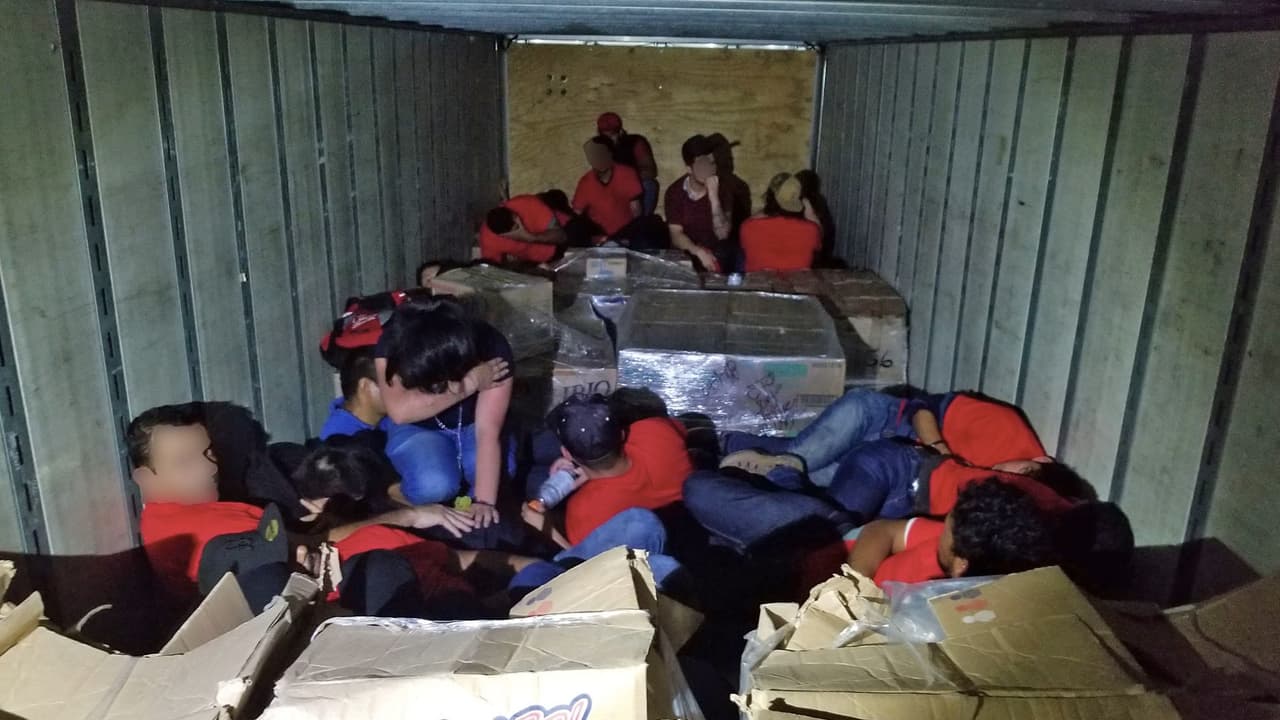 Hallan a 55 inmigrantes indocumentados ocultos en un camión en el sur de Texas
