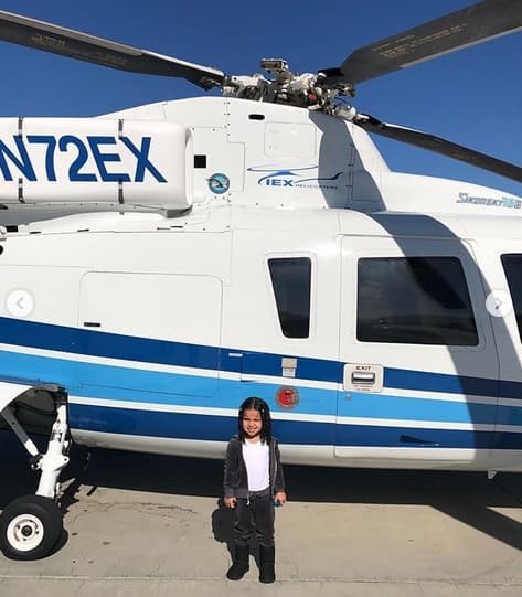 En las fotos de la hija de Rob Kardashian, 
<b><a href="https://www.univision.com/famosos/a-sus-3-anos-maldice-hace-twerking-y-posiciones-sexuales-rob-kardashian-quiere-proteger-a-su-hija-de-blac-chyna-fotos" target="_blank">que procreó con Blac Chyna</a></b>, se observa la matrícula 
<b>N72EX</b>, la misma que tenía la aeronave en la que viajaba Bryant, de acuerdo a los reportes periodísticos. Este martes, la madre de la menor expresó, a través de su abogada, que ella nunca dio permiso para que subieran a Dream a un helicóptero.
