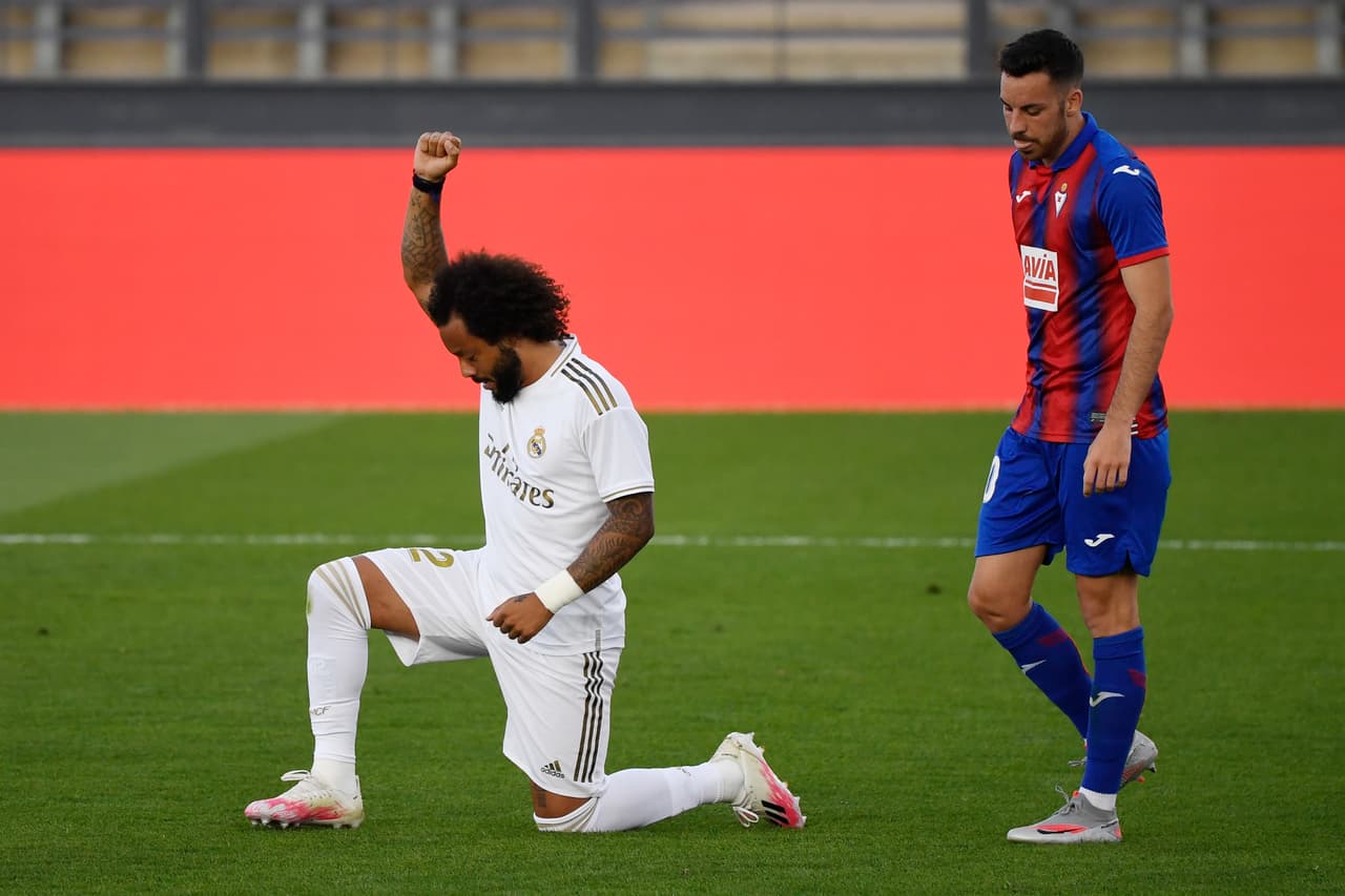 Marcelo se hinca en festejo con Real Madrid y levanta puño