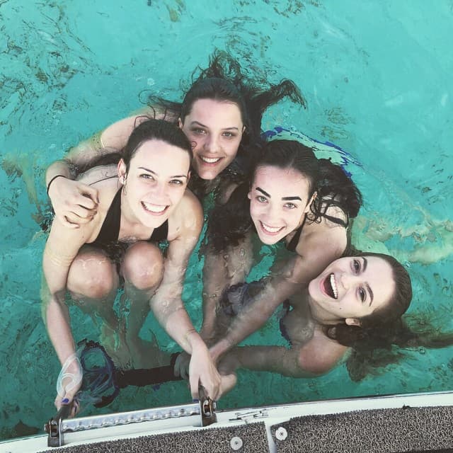 Con sus amigas en la alberca.