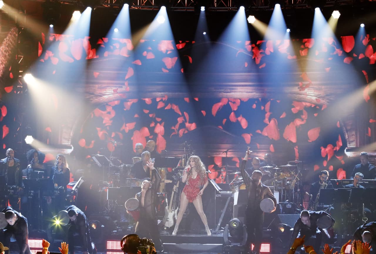LOS ANGELES, CA - OCTOBER 14: In this handout photo provided by One Voice: Somos Live!, Jennifer Lopez performs onstage during "One Voice: Somos Live! A Concert For Disaster Relief" at the Universal Studios Lot on October 14, 2017 in Los Angeles, California. (Photo by Evans Vestal Ward /NBCUniversal/One Voice: Somos Live!/Getty Images)