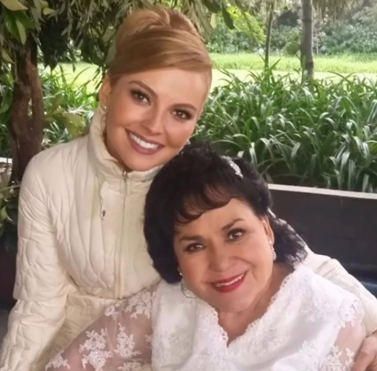 <b>Marjorie De Sousa:</b> Que triste mi querida Carmen Salinas, no tengo palabras. Que Dios te reciba con todo el amor que nos diste a muchos. Te quiero infinito. Jamás olvidaré tu alegría y esas carcajadas al grabar, siempre tenías espíritu de Niña y eso nos alegraba a todos.
