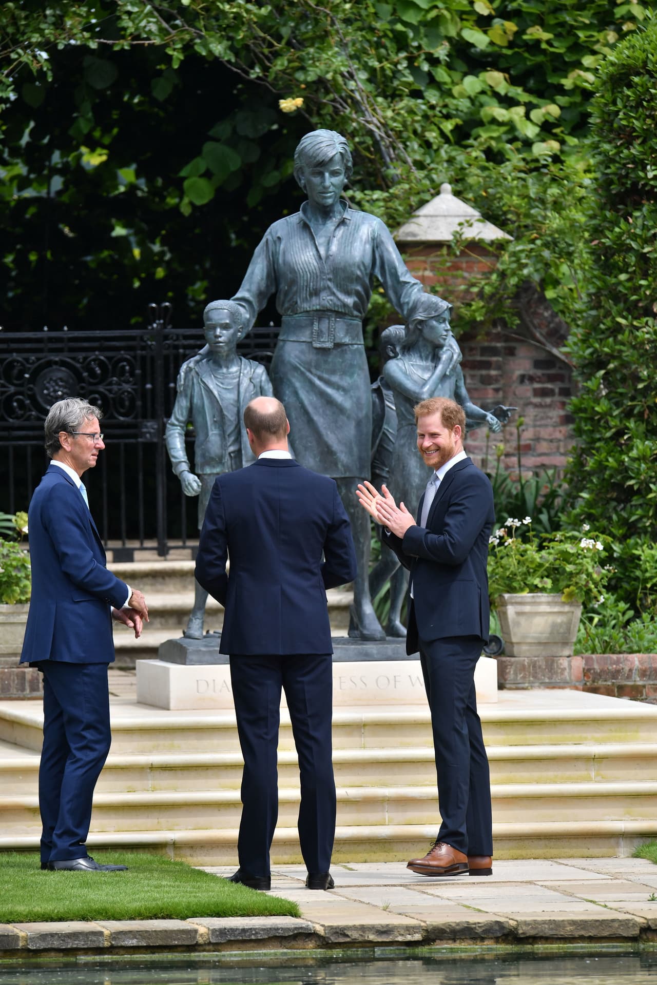 La escultura estuvo a cargo de Ian Rank-Broadley y le fue encargada por Harry y William en 2017.
<br>