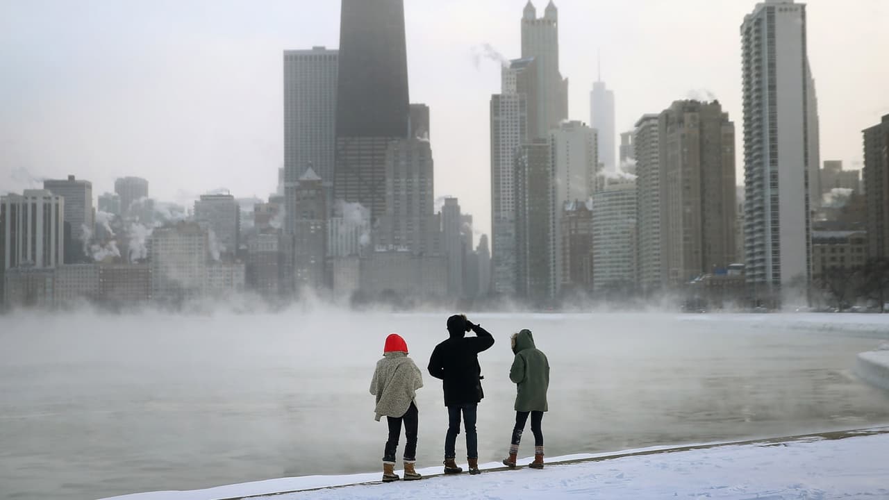 Resbalones, caídas y accidentes de tránsito: los peligros por la lluvia helada en Chicago