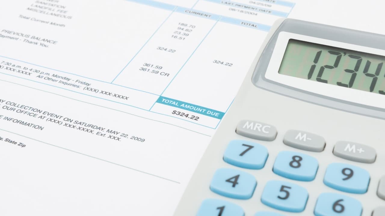 <h3 class="cms-H3-H3">💡 Qué puedes hacer antes de renovar en 2026</h3> Aunque no siempre se puede evitar el aumento,
<b> sí hay margen para reducir el impacto. </b>
<br>Acciones útiles según las autoridades: 
<br>
<b>👉🏻 Cotiza con varias aseguradoras</b> y compara la misma cobertura y deducible. 
<br>
<b>👉🏻 Pregunta por descuentos</b>, agrupar pólizas, buen historial y pagos automáticos suelen ayudar. 
<br>
<b>👉🏻 Revisa el deducible</b>, subirlo baja la prima, pero aumenta tu gasto si hay un daño. 
<br>👉🏻 En vivienda, pregunta 
<b>por descuentos por techo resistente a impacto o por techo nuevo</b>. 
<br>
<b>👉🏻 Cuida tu crédito</b>, en Texas, el puntaje puede influir en el precio del seguro. 
<br>👉🏻 Evalúa si conviene presentar reclamos pequeños, 
<b>varios reclamos pueden encarecer la póliza.</b>