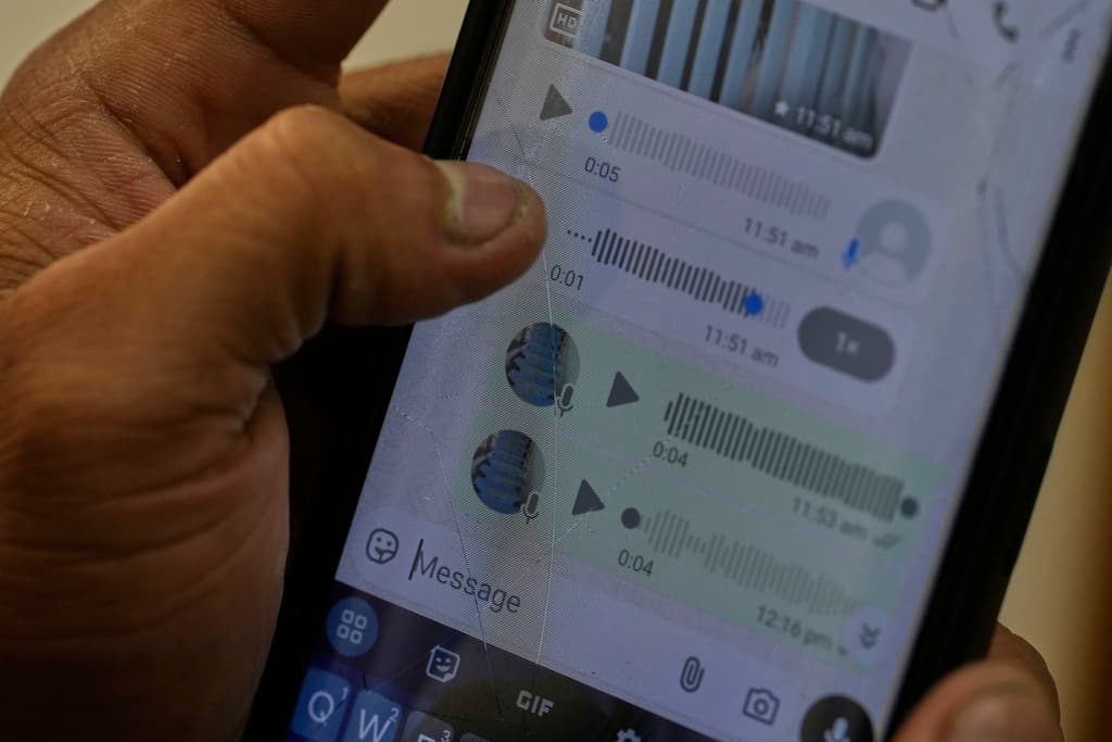 Un usuario revisa sus mensajes en Whatsapp.