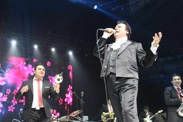 El Divo de Juárez, Juan Gabriel, hizo retumbar Phoenix con su música, su voz y sus bailes, enloqueciendo a miles de fans que llenaron el US Airways Center. Con un "¡Viva México!", Juanga arrancó su gira de conciertos del tour "Volver" ante un auditorio repleto que respondió con la misma pasión. Este ícono mexicano deleitó al público con sus grandes éxitos como "Querida", "El Noa Noa", "Inocente pobre amigo," y "Amor Eterno" entre muchos otros. El cantante se entregó por entero a sus seguidores, quienes cantaron, bailaron, lloraron y hasta aprovecharon para tomarse una selfie en un espectáculo que fue divertido y emotivo a la vez.