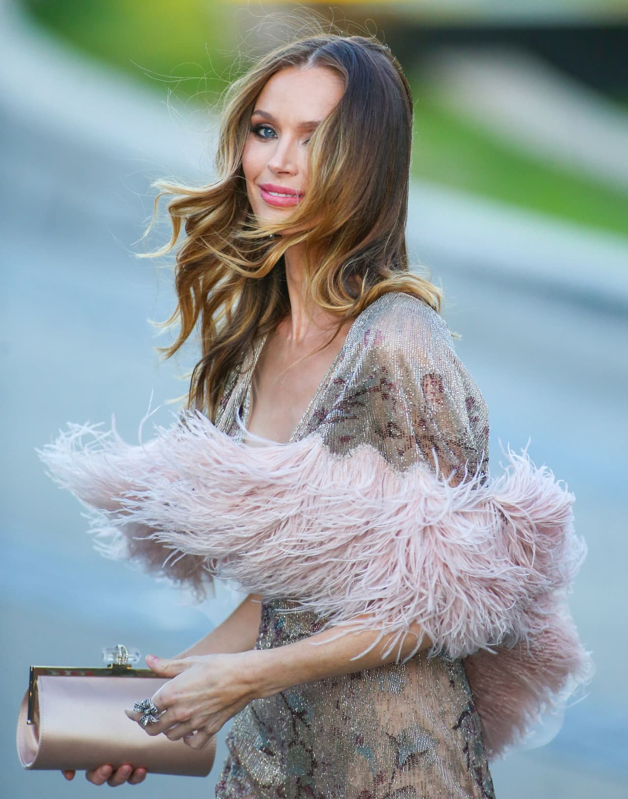 La primera aparición que Chapman hizo en una alfombra roja desde el escándalo de Harvey Weinstein fue en el Met Gala del año pasado, informó el 
<a href="https://www.dailymail.co.uk/news/article-8041873/How-Harvey-Weinsteins-ex-wife-Georgina-Chapman-moved-leaving-disgraced-movie-mogul.html" target="_blank">Daily Mail</a>.