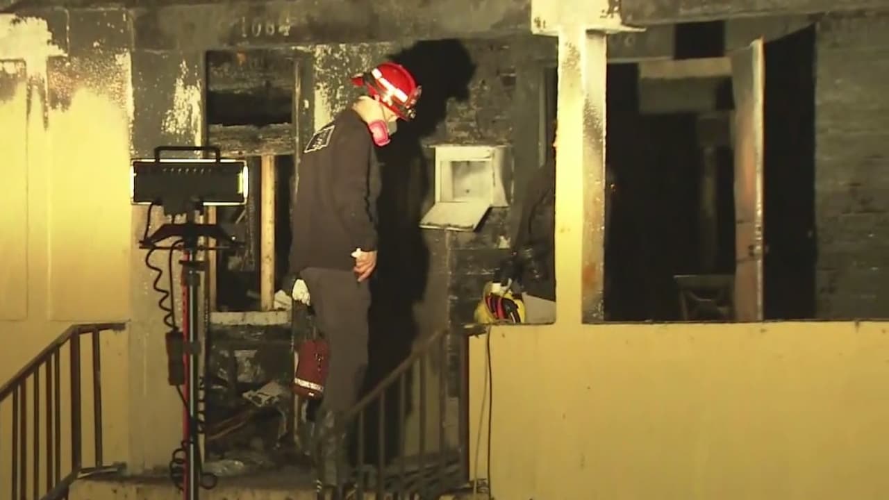 Un muerto, un herido y 12 personas evacuadas tras incendio en una vivienda en Los Ángeles