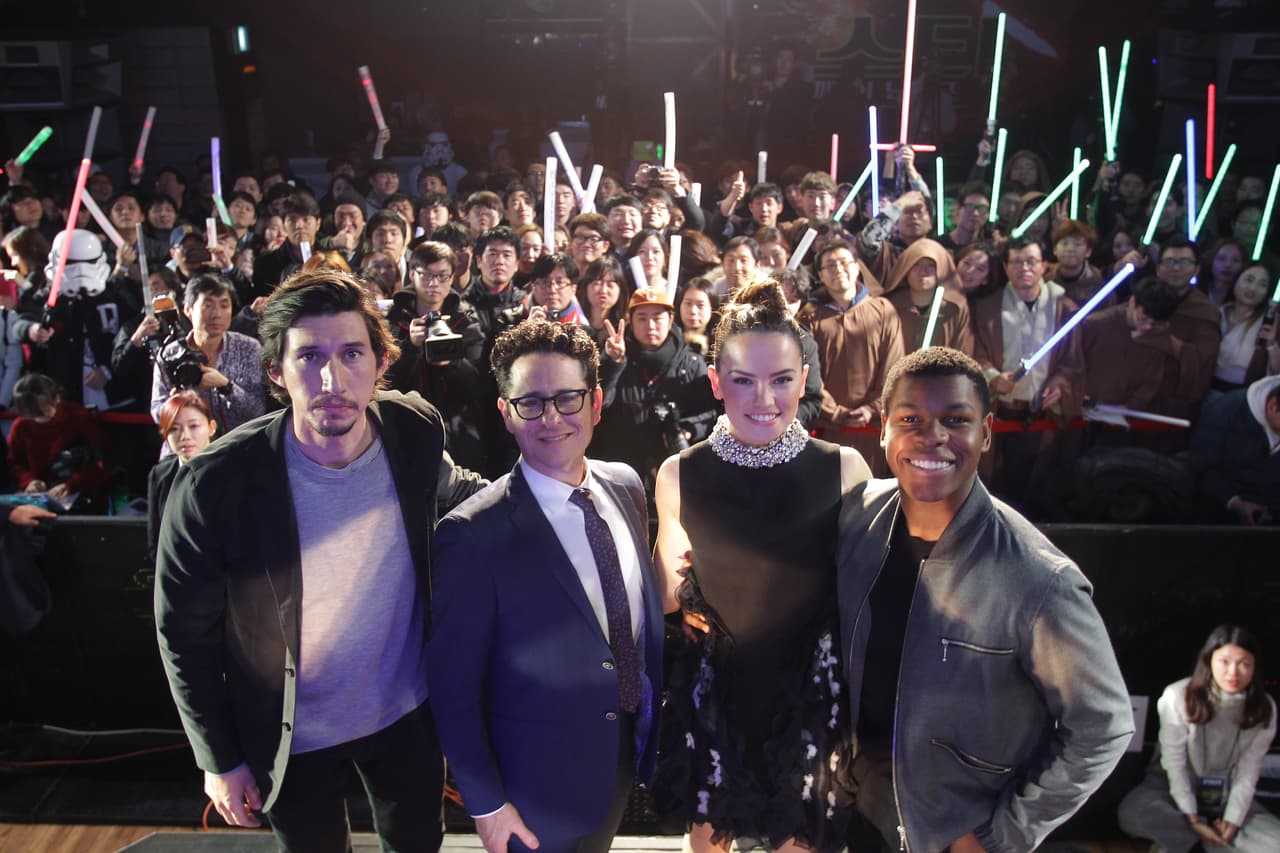 Adam Driver, el director JJ Abrams, John Boyega y Daisy Ridley