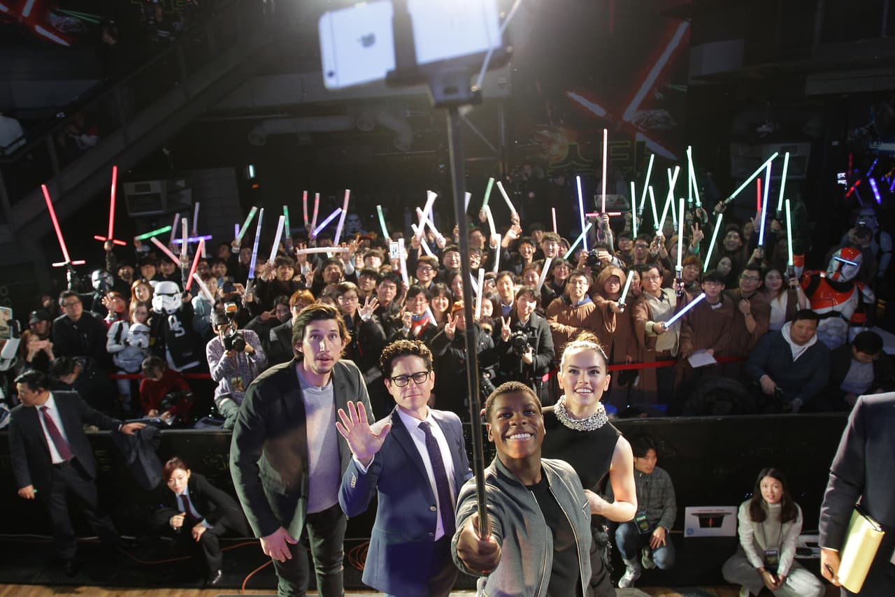 Adam Driver, el director JJ Abrams, John Boyega y Daisy Ridley