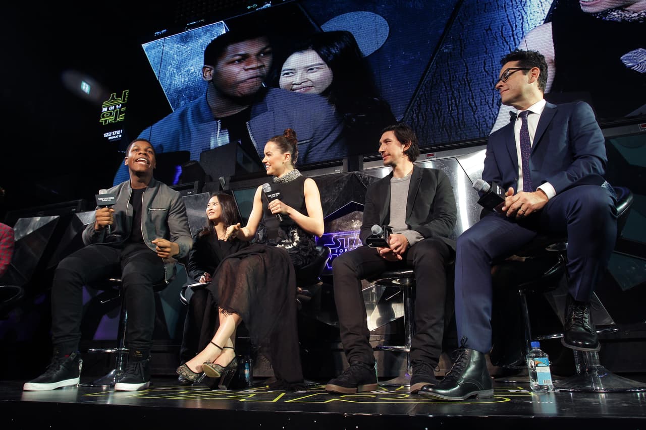 John Boyega al micrófono.