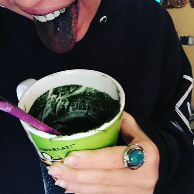 ¡Pero la nueva adicción de Miley por enseñar la lengua vaya que sí da mucho de qué hablar!