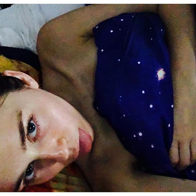 Enseñando la lengua antes de dormir,