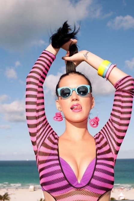 Además de todos sus encantos, también hizo uso de su lengua.