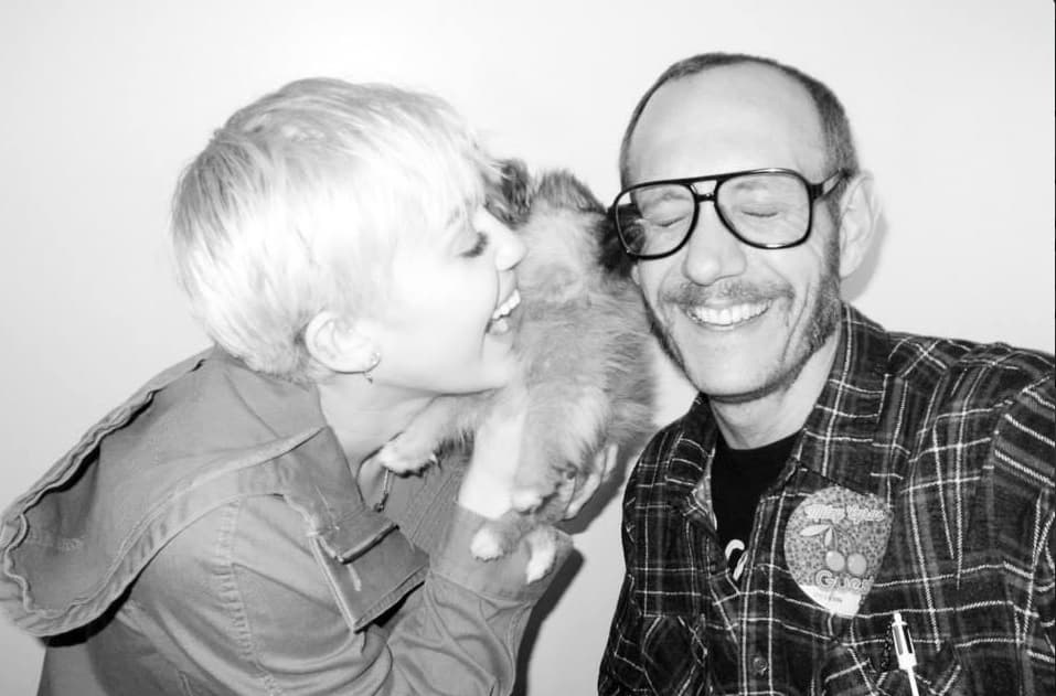 Miley Cyrus no es la única artista que se ha dejado conquistar por las atrevidas propuestas del fotógrafo Terry Richardson.