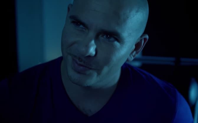 Al final Marisela se va y deja solito a Pitbull con las ganas de seguir entre sus brazos.