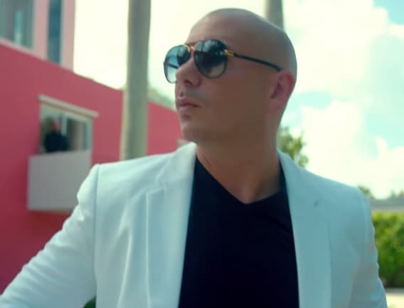 Pitbull lega a la casa de la preciosa salvadoreña y dentro hay una 'pool party' con hermosas mujeres.