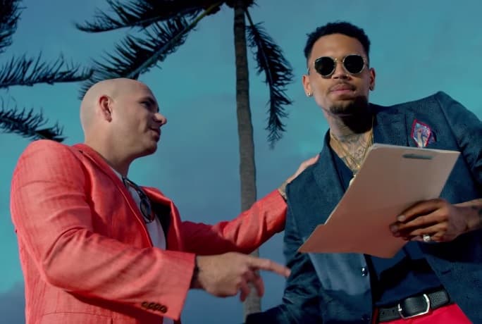 En el video Chris Brown aparece diciéndole a 'Mr. Worldwide' que debe buscar a la hermosa Marisela, pues anda en malos pasos...