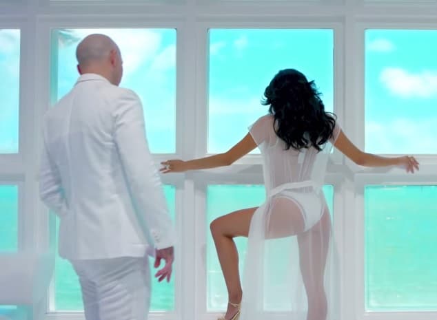 Y ahí se encuentra con Marisela, quien está utilizando un bikini blanco.