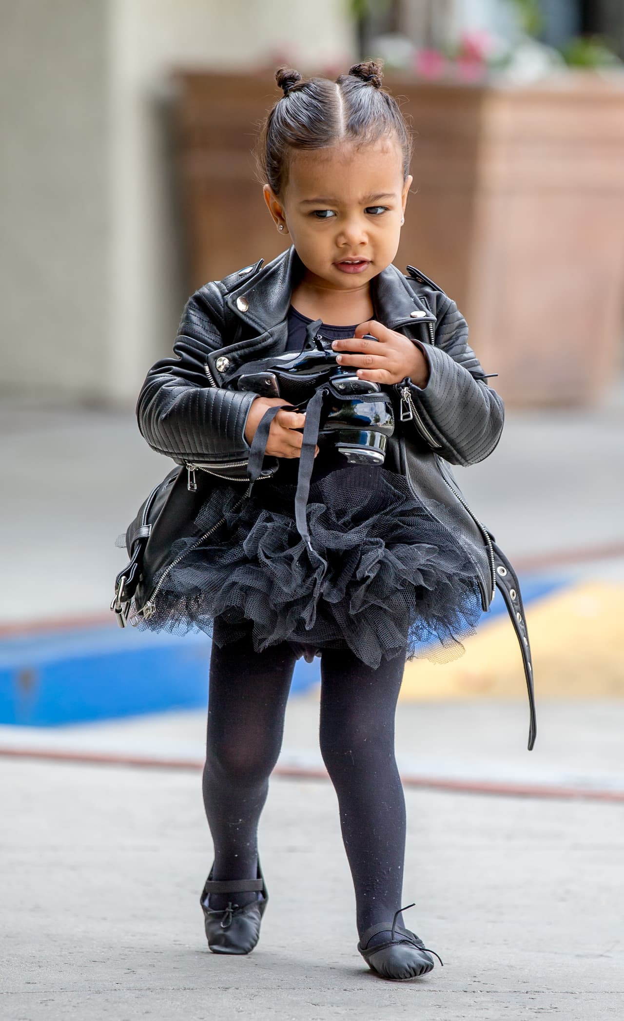 Bastó una chamarrita de piel para lucir despampanante.