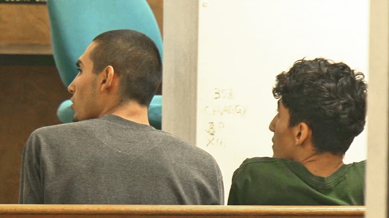 Diego Alexander Hernández-Rivera (Izquierda), de 18 años, y Miguel Ángel Álvarez-Flores, de 22, momentos antes de ser imputados por asesinato y secuestro agravado.