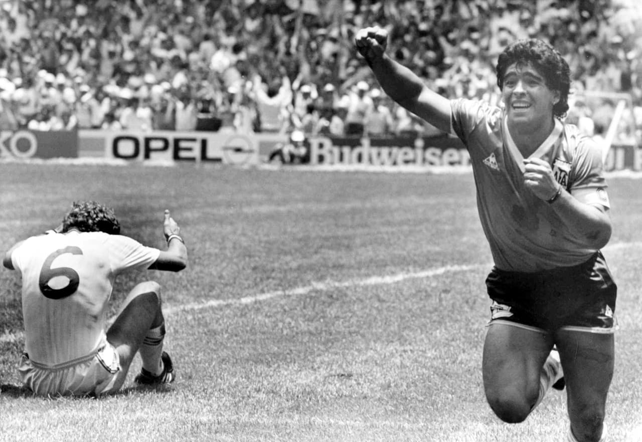 El argentino Diego Maradona celebra su segundo tanto conocido como el "Gol del Siglo" contra Inglaterra en los cuartos de final del Mundial, en Ciudad de México, el 22 de junio de 1986.