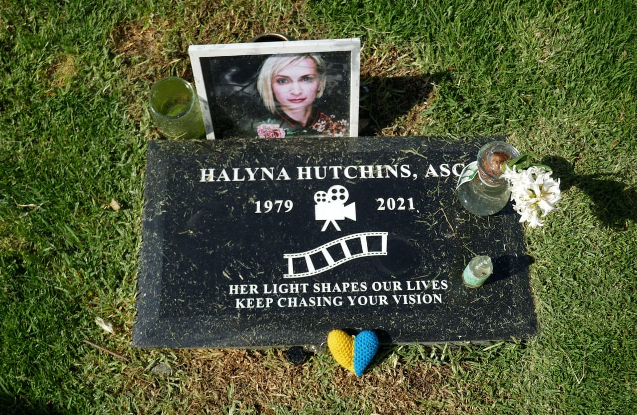 El accidente terminó en desgracia, pues hubo dos personas heridas y Halyna Hutchins, directora de fotografía de 42 años de edad, falleció a causa del disparo.
<br>