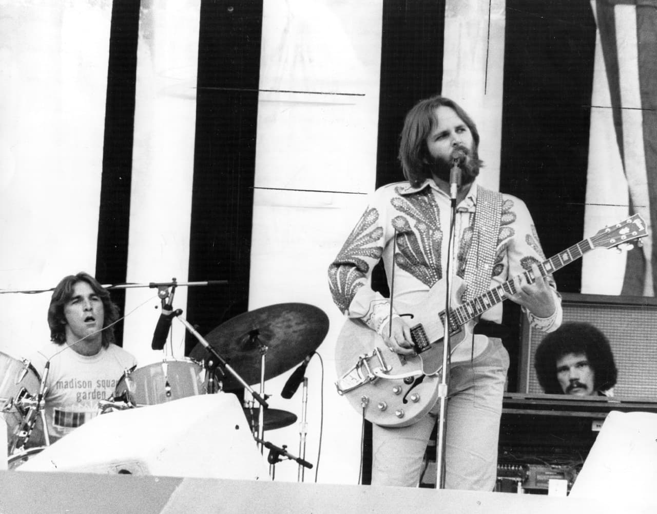 El miembro fundador y batería de The Beach Boys, Dennis Carl Wilson, el único del grupo al que, según reportó el diario
<a href="https://www.elmundo.es/elmundo/2013/07/15/cultura/1373903893.html" target="_blank">El Mundo</a>, le gustaba "el mar, el surf, los barcos y el concepto del agua como aliado natural", murió por ahogamiento el 28 de diciembre de 1983, en Marina Del Rey, California.