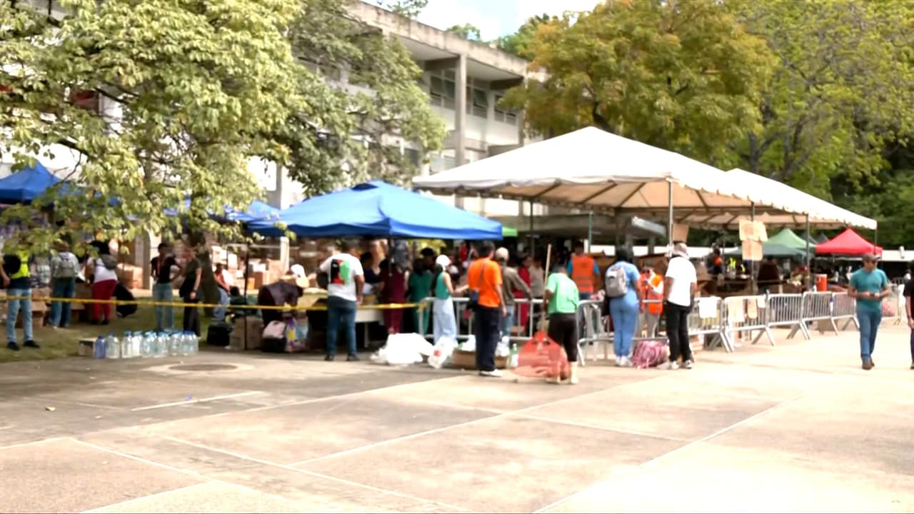 Explanada universitaria en Venezuela se convierte en gran centro de acopio tras sismos