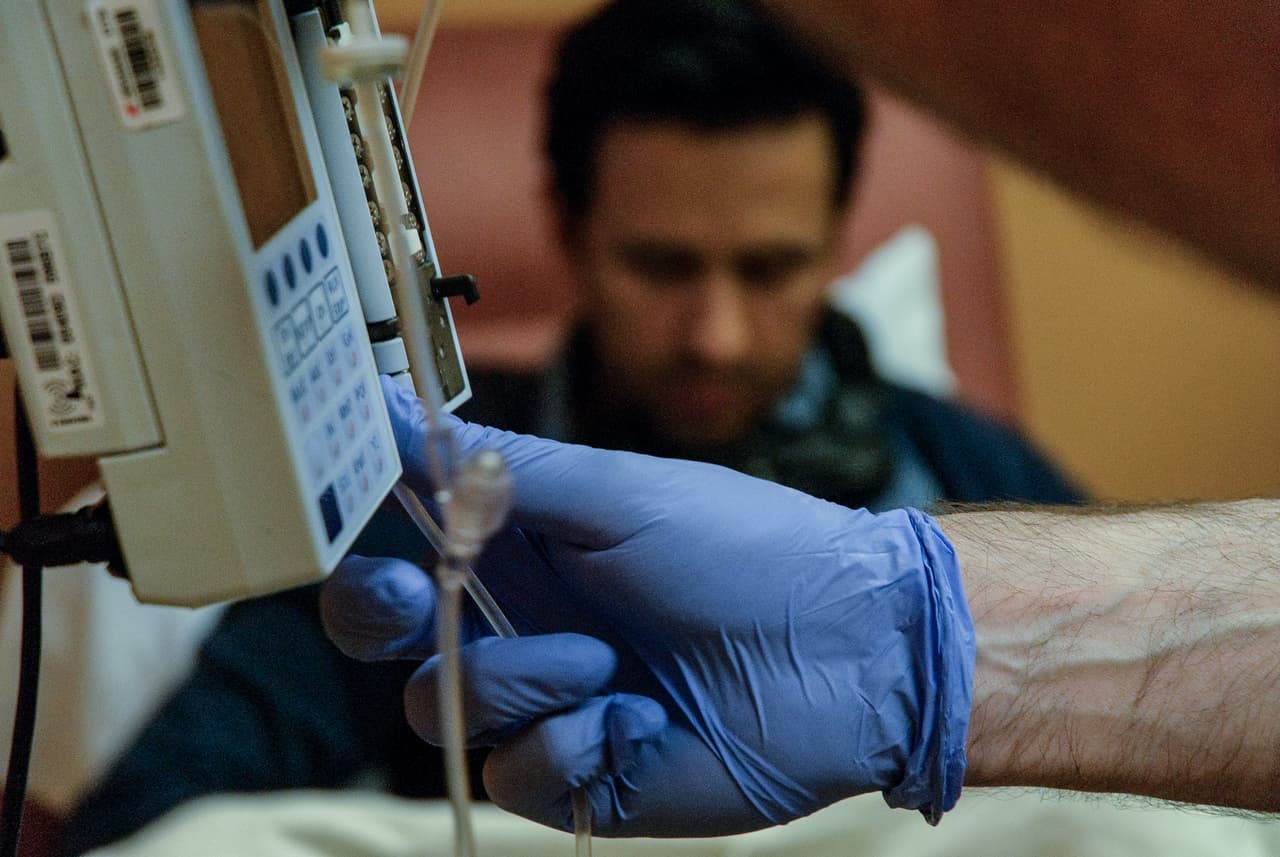 Duque inició una inmunoterapia muy agresiva a base de una droga llamada IL-2. El tratamiento no logró reducir el tumor de los pulmones y había desarrollado otra lesión maligna en la columna vertebral.