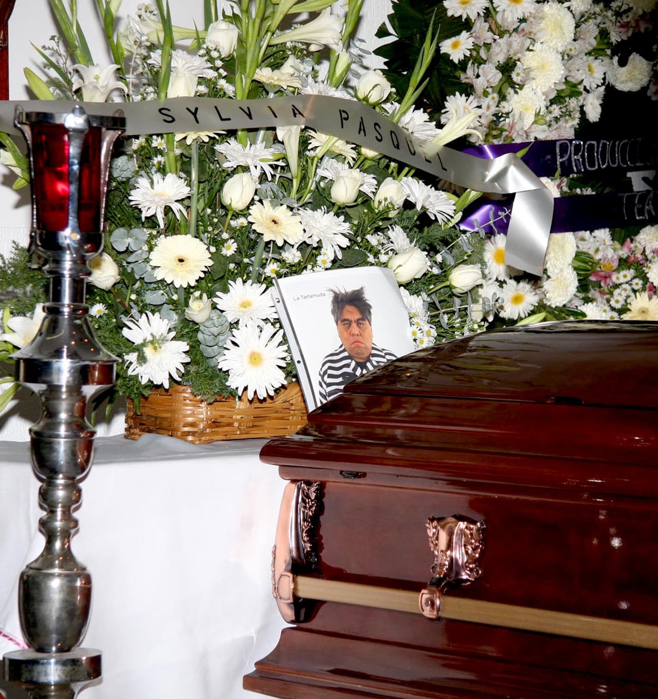 La partida de Miguel Galván, a los 50 años de edad, dejó un gran hueco entre sus compañeros de trabajo, en especial en Adrián Uribe, con quien trabajó en varios proyectos.