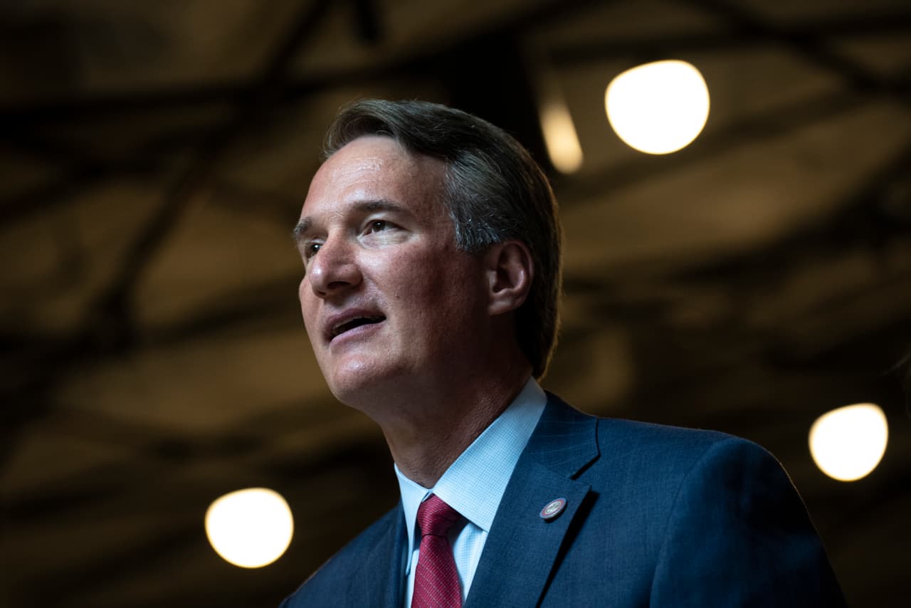 Fue en mayo cuando Youngkin firmó una orden ejecutiva para el envío de 100 soldados y aviadores, y una decena de miembros del personal de apoyo a Texas.