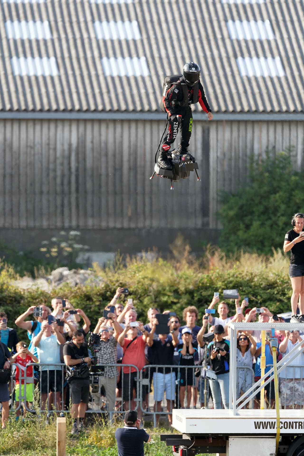 El francés alzó el vuelo cerca del puerto de Calais, en el norte de Francia, con 42 litros de combustible en su mochila. Era suficiente para unos 10 minutos de vuelo, la mitad del recorrido.