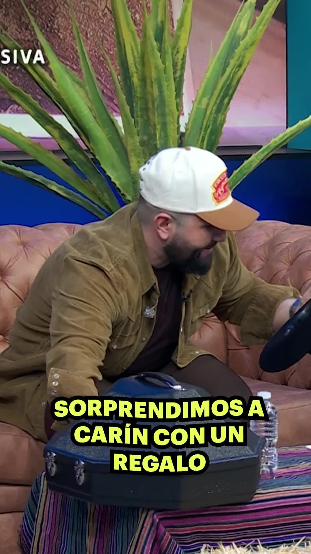Sorprendimos a Carin León con un regalo especial