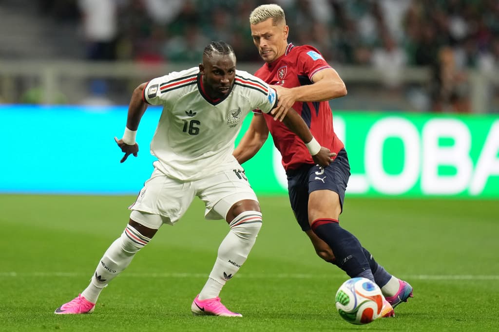 El mexicano Julián Quiñones (izquierda) y el checo Tomáš Holeš disputan el balón