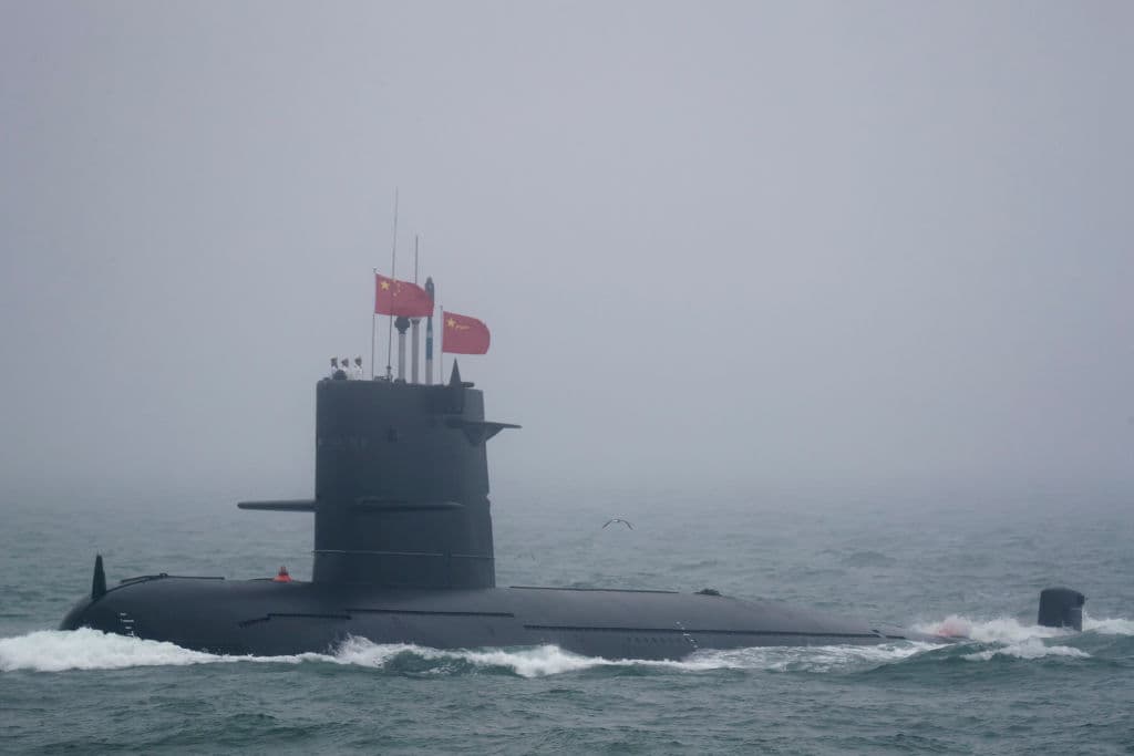 <b>Submarino Gran Muralla 361 (China):</b> desapareció entre Shandong y Corea del Norte en 2003, con 70 tripulantes a bordo, que fallecieron después que una falla en los motores diésel hiciera que estos consumieran todo el oxígeno. "Fue la primera vez que China reveló un accidente fatal de un submarino", dijo la AP. En la imagen se muestra otro submarino Gran Muralla, el 236, participando en un desfile militar.