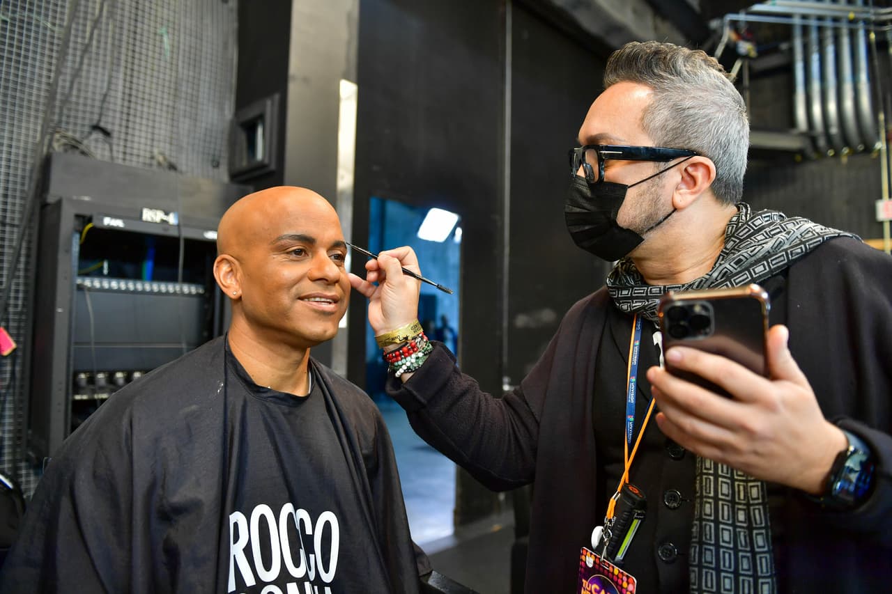 <b>Michael Stuart</b> fue caracterizado como 
<b>Samo</b> y logró verse casi idéntico al otro miembro del grupo.