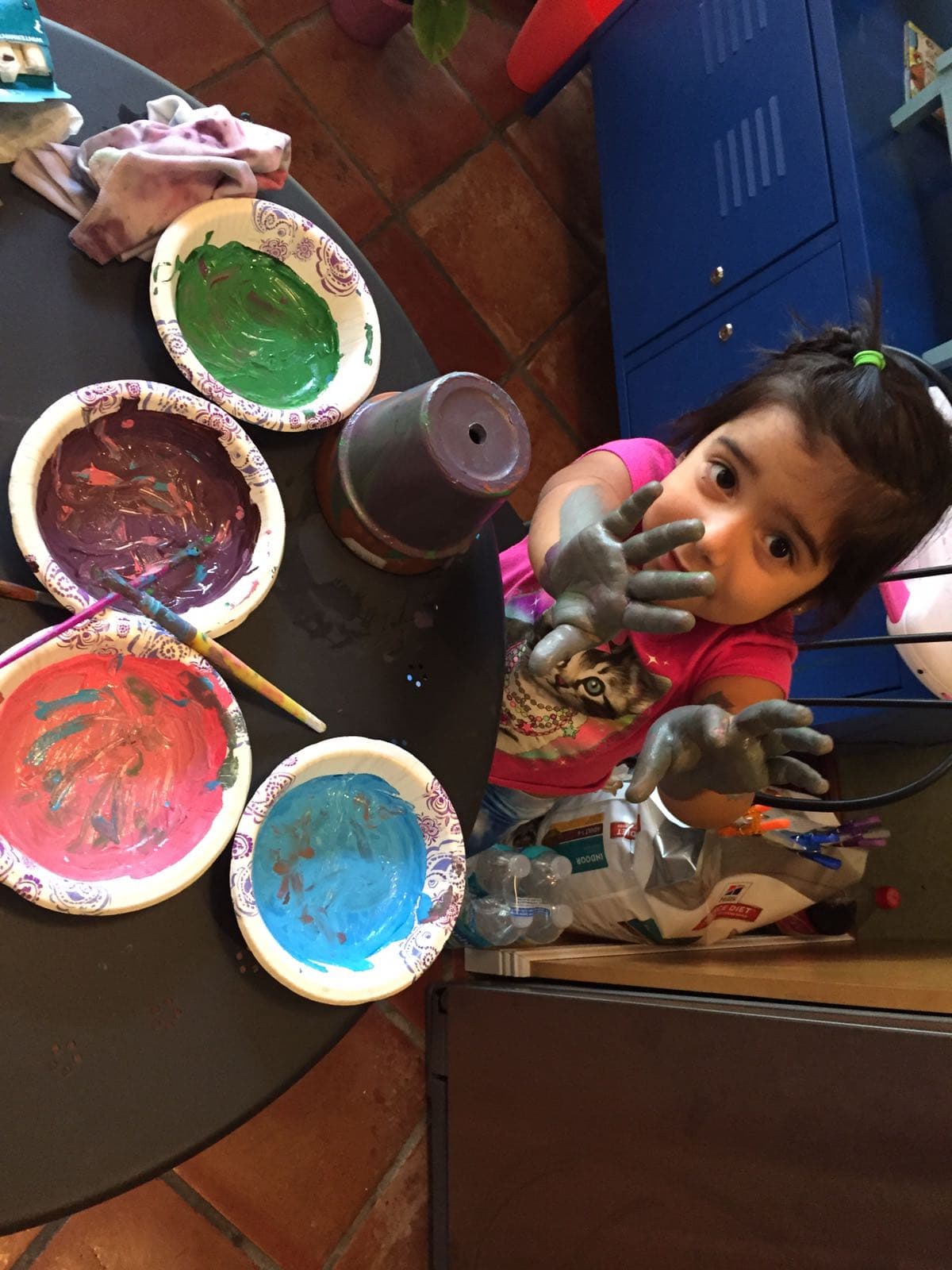 Pueden crear tarjetas, con crayones o pintura y papel, para enviar a sus amigos, o familiares. Esto ayuda a que tus hijos se mantengan conectados con sus seres queridos. También a practicar su escritura y estimular su lado creativo.