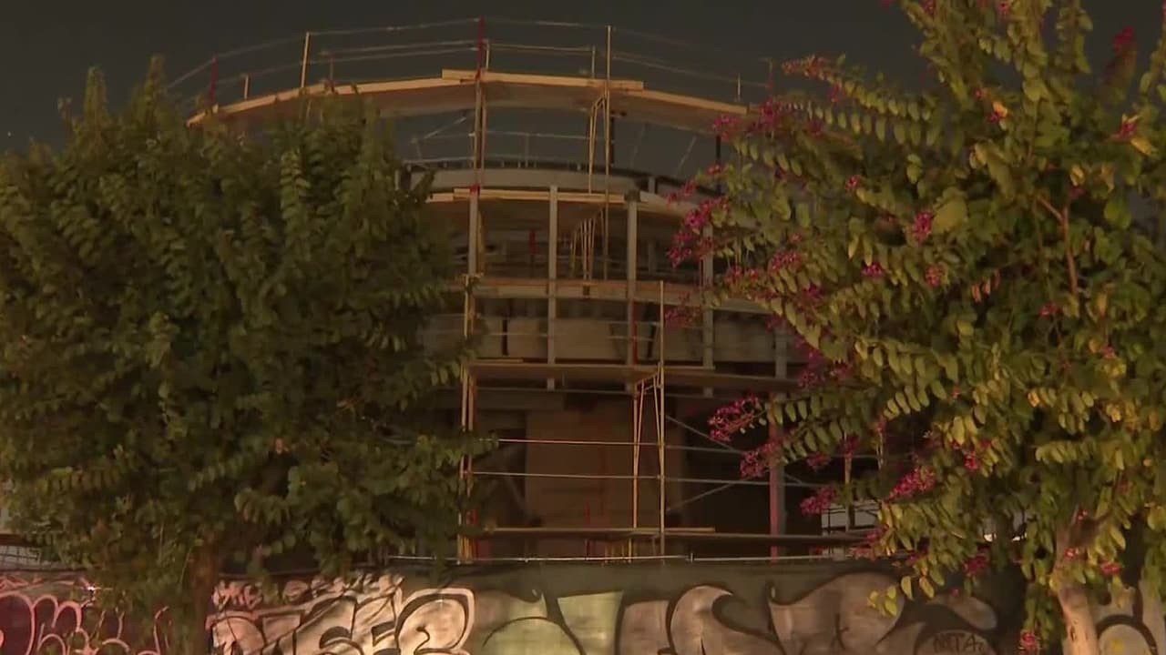 Desde el año pasado, la empresa matriz de los autos Tesla recibió los permisos para abrir en el cruce de Santa Mónica Boulevard y Orange Drive. En un principio, solo tendría 34 estaciones de carga.