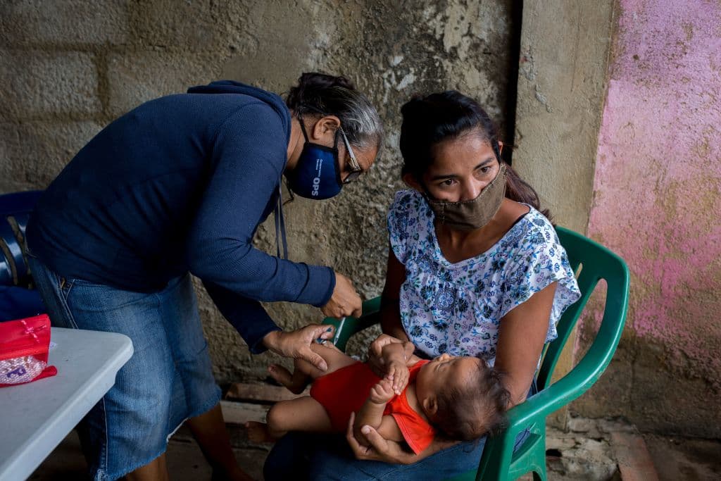 Vacuna contra la malaria muestra un 77% de efectividad en los primeros ensayos, según científicos de Oxford