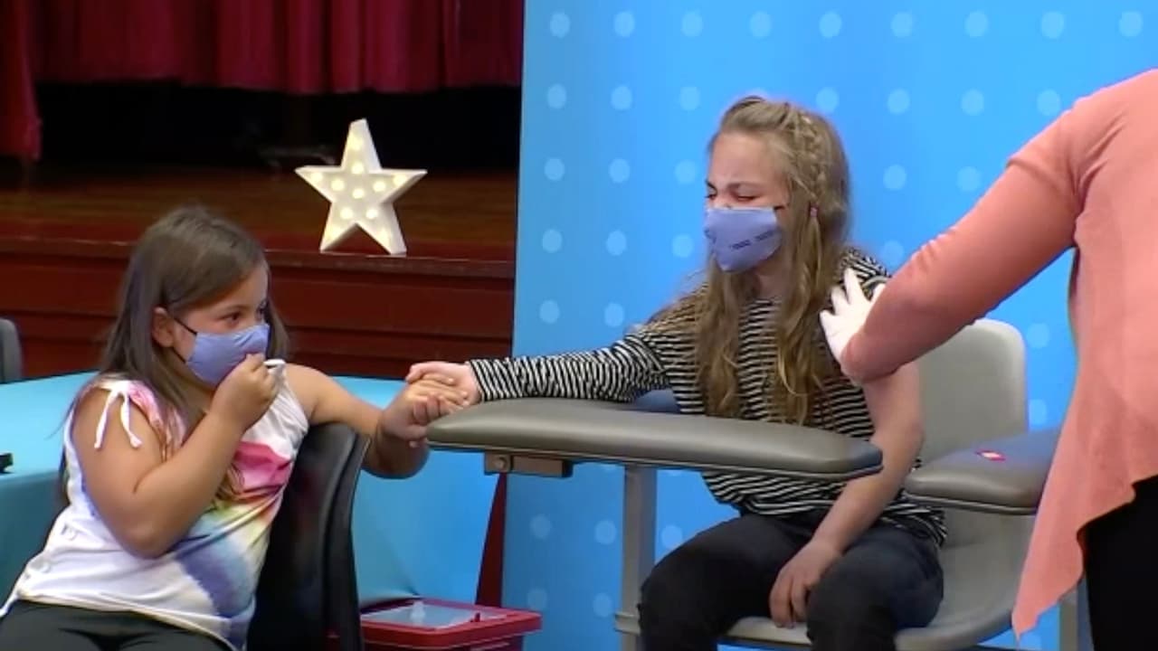 En el caso de los 
<a href="https://www.univision.com/local/houston-kxln/houston-texas-childrens-hospital-vacuna-covid-19-pfizer">menores de edad,</a> la tarjeta de regalo se entregará a su padre o tutor.