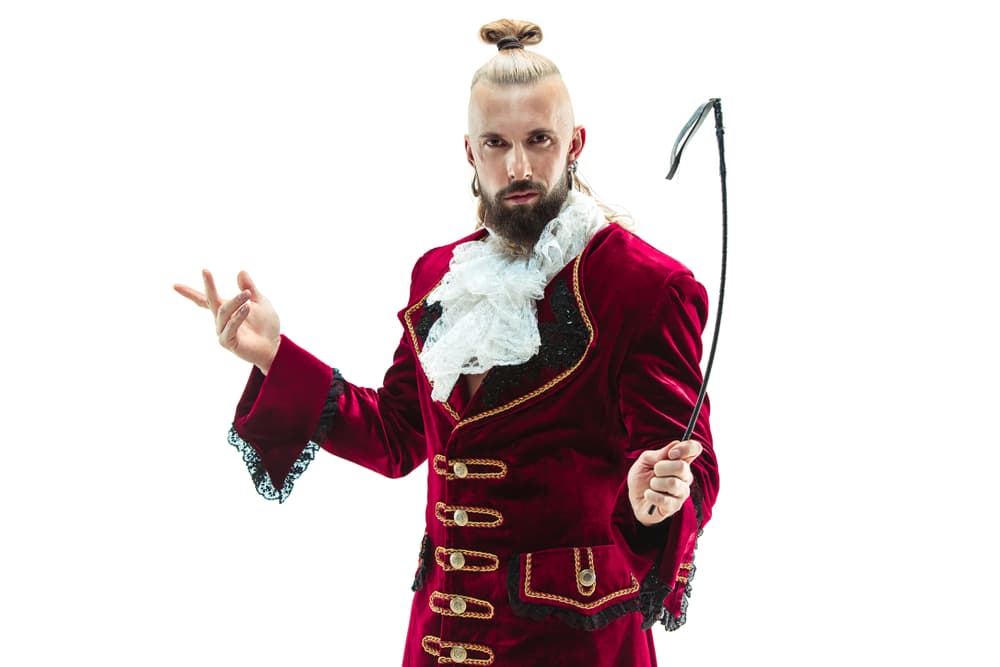 <b>Capricornio</b>
<br>Tu signo es el de las figuras de autoridad, la disciplina, el trabajo por el que te recordarán siempre, el destino regido por Saturno, la profesión y las carreras. Los disfraces de médico y enfermeras vienen muy bien aquí, así como los de jueces con caras duras y látigos en las manos.