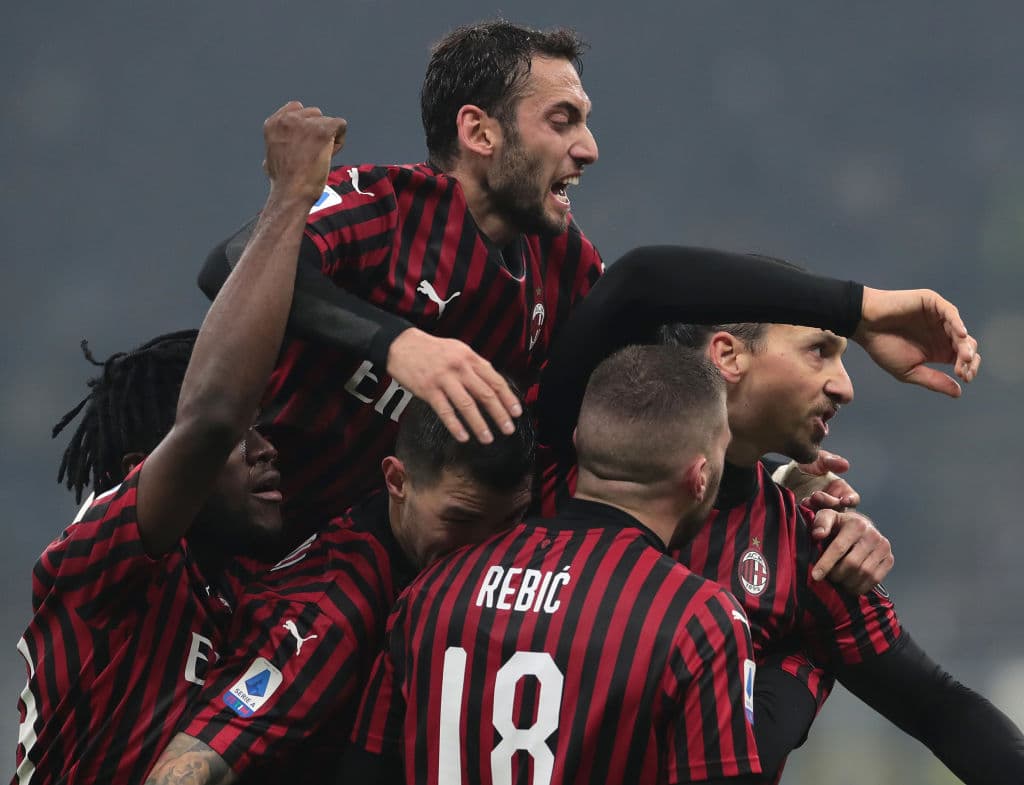 Inter se impone al Milan tras un partidazo. Cuatro goles a dos marcaron la diferencia en este derby. Zlatan y Rebic anotan por parte del Milan, mientras que por parte del Inter anotaron Brozovic, Vecino, Stefan de Vrij y Lukaku al último minuto.