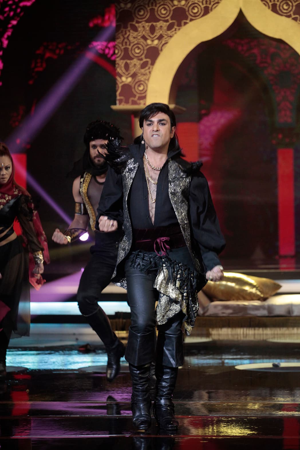 La coreografía de 'Salamandra' incluía sensuales pasos de baile, muy bien ejecutados por Albertano.