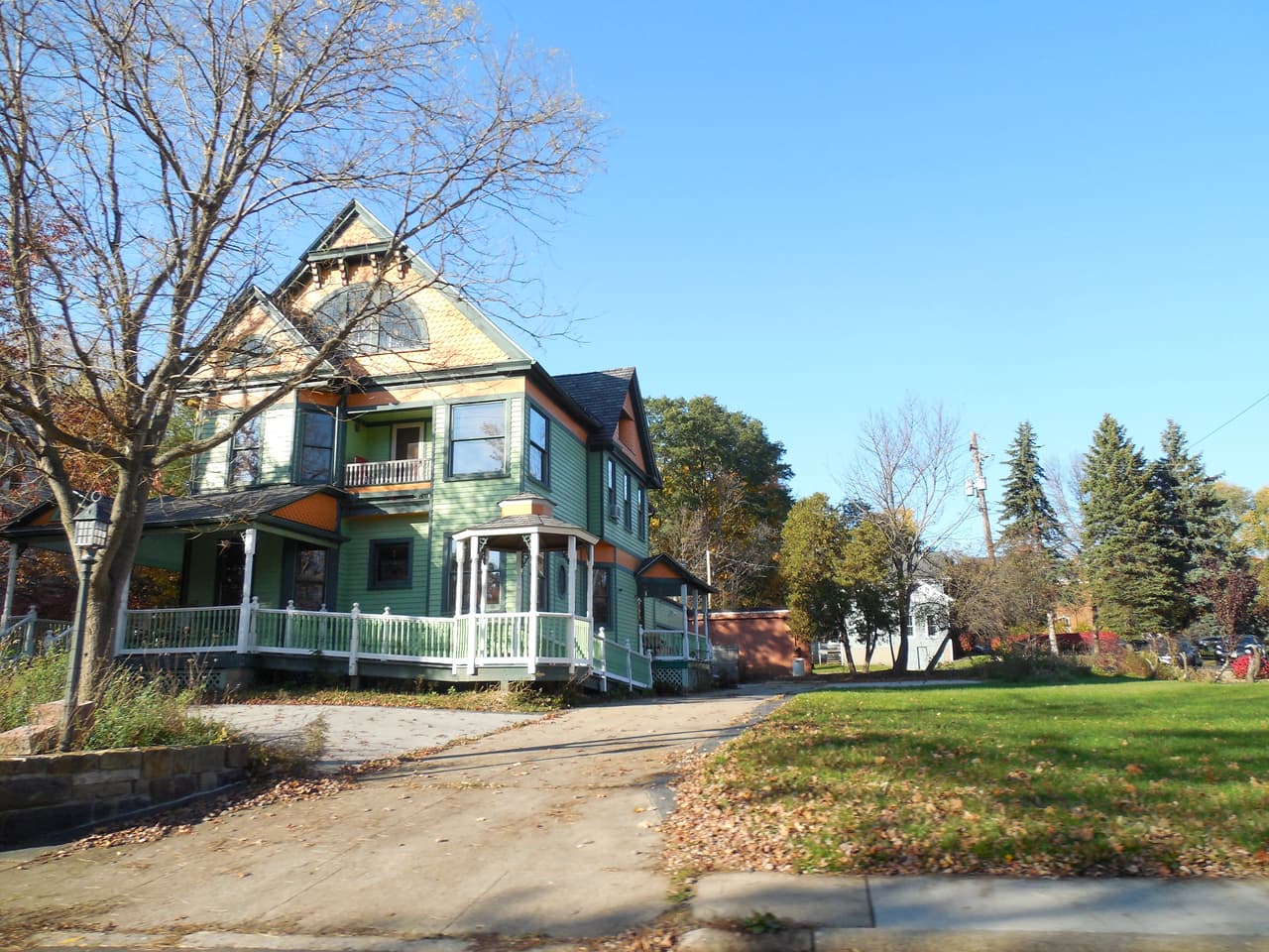 <h3 class="cms-H3-H3">20. Hiram, Ohio</h3>
<br>
<br>🏡 
<b>Cambio en la población de 2010 a 2020: </b>-20.4%
<br>
<br>🏡 
<b>Población total: </b>1,404 en 2010; 1,717 en 2020. 
<br>
<br>🏡
<b> Ingreso medio por hogar: </b>$81,036
<br>
<br>🏡 
<b>Tasa de pobreza: </b>N/D
<br>
<br>🏡
<b> Tasa de desempleo, promedio en los últimos cinco años: </b>9.6%
<br>