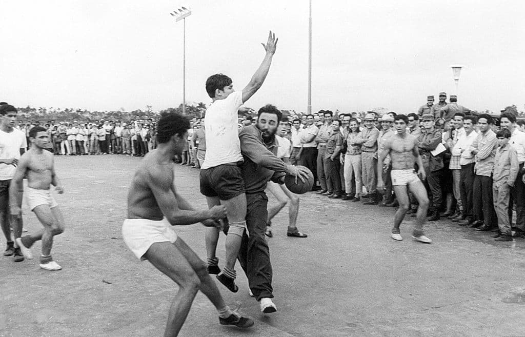 El líder cubano juega básquetbol con un grupo de estudiantes de una escuela cercana a La Habana en 1970.