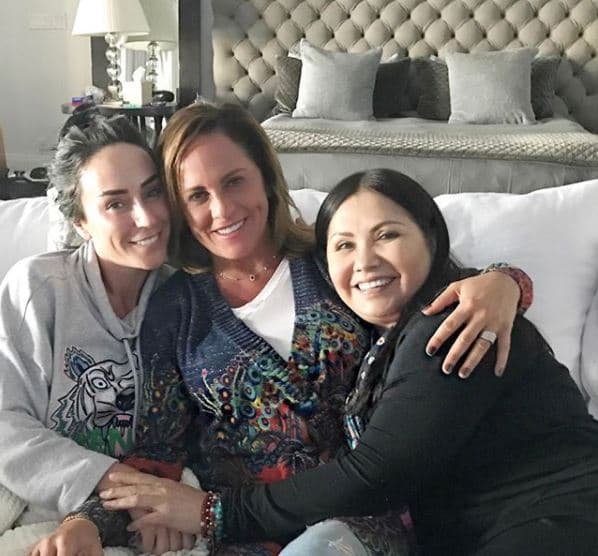 Quien también es recurrente en las fiestas organizadas por Inés es la actriz y conductora Roxana Castellanos, quien visitó a la presentadora luego de ser intervenida quirúrgicamente en febrero de 2017.