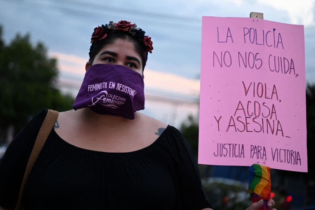 Las manifestantes gritaron frases como "
<b>Victoria no murió, la policía la mató", "Migrar es un derecho, abajo las fronteras" y "La policía no me cuida, me cuidan mis amigas"</b>. En los videos dados a conocer, cuando Victoria deja de luchar se escucha decir a uno de los policías:
<b>“Ya no se mueve”</b>. Minutos más tarde, los mismos agentes trasladaron su cuerpo a bordo de una patrulla.