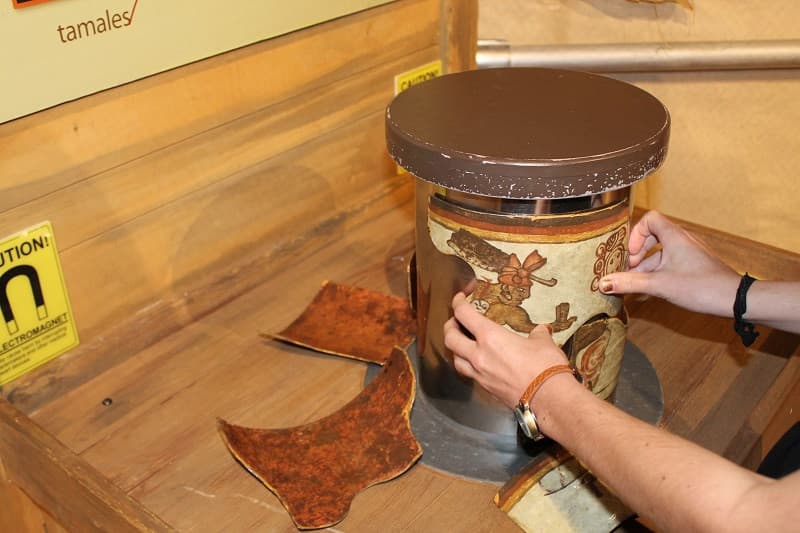 Los componentes de la exhibición incluyen estaciones de campo de arqueología, biología y astromatemáticas, un observatorio y un área de tumbas que arrojan pistas sobre el paradero del medallón.